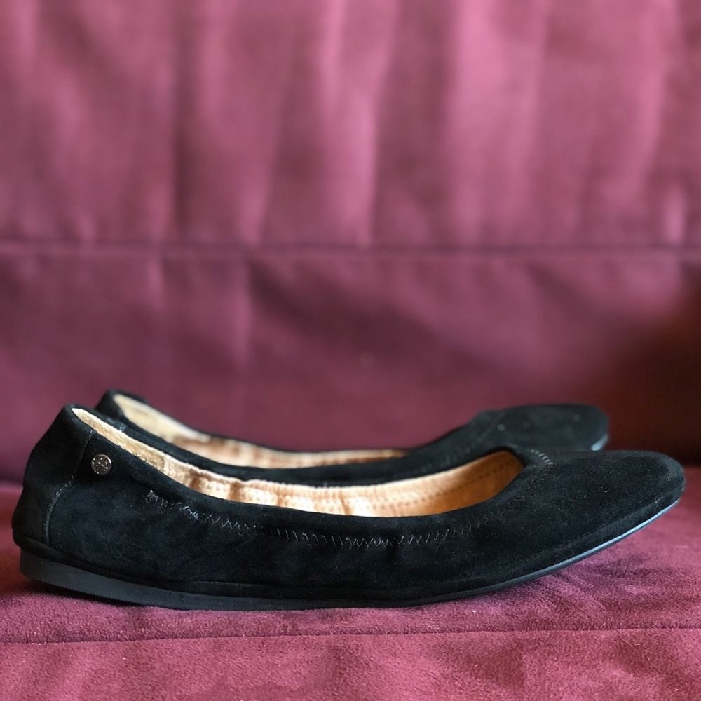 Size 7.5 Antonio Melani black flats!